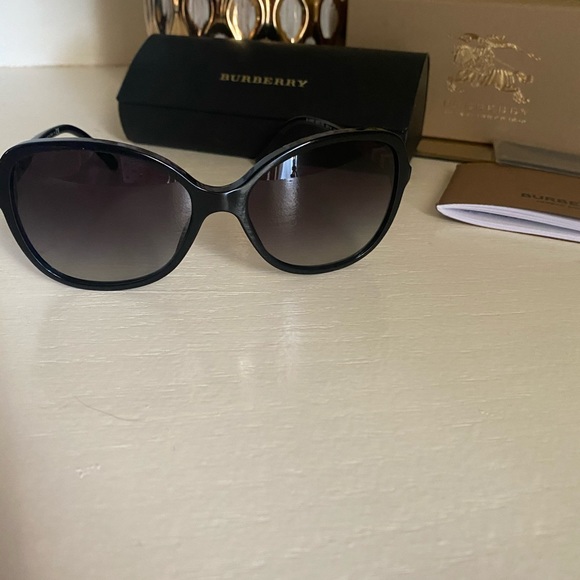 Brand new 🔥Burberry 🔥sunglasses 🕶 - Picture 8 of 16